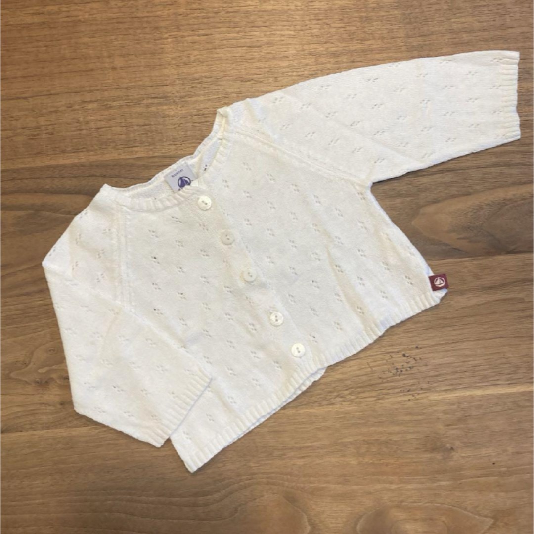 PETIT BATEAU(プチバトー)のプチバトー　春　夏　カーディガン　6m 白　薄手　60 70 キッズ/ベビー/マタニティのベビー服(~85cm)(カーディガン/ボレロ)の商品写真