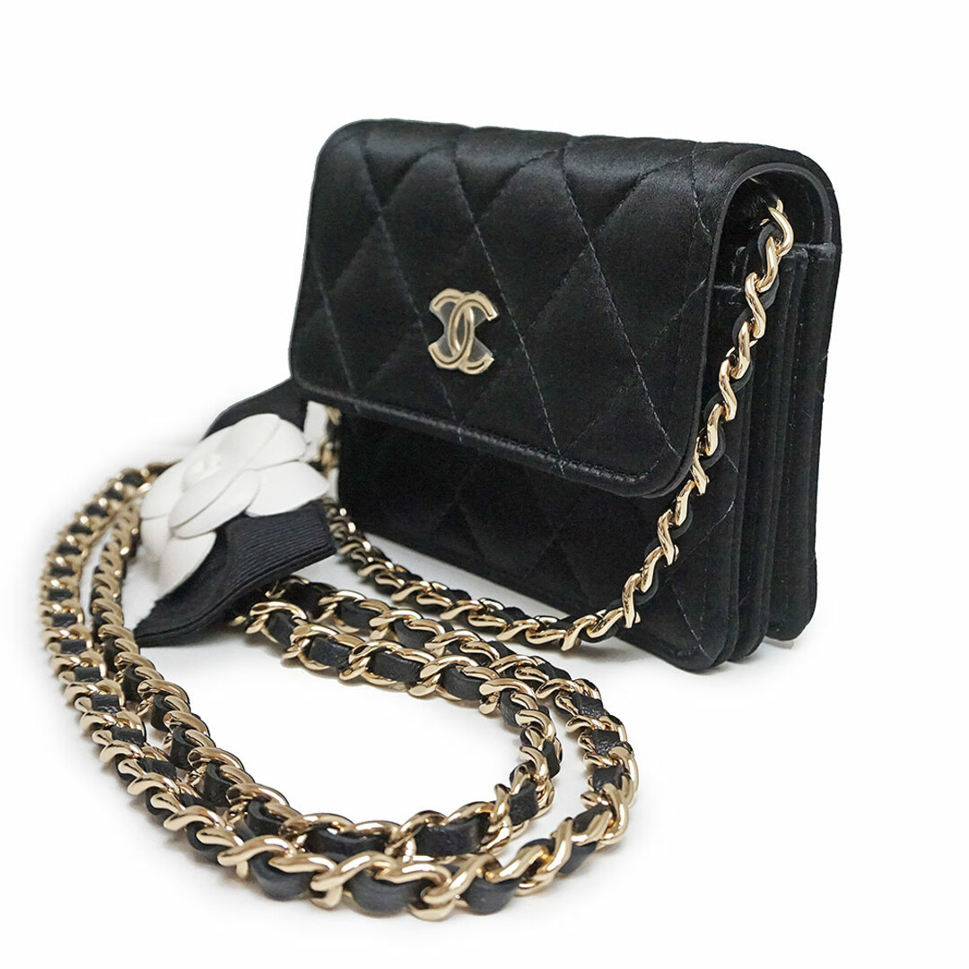 CHANEL(シャネル)のシャネル マトラッセ カメリア リボン ミニ チェーン ウォレット カードケース 財布 ショルダーバッグ 斜め掛け サテン レザー ブラック 黒 ゴールド金具 CD0131 箱付 CHANEL（新品・未使用品） レディースのファッション小物(財布)の商品写真