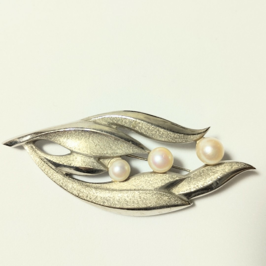 MIKIMOTO(ミキモト)のミキモト　ニナリッチ　ブローチ　ロクシタン　ハンカチ レディースのアクセサリー(ブローチ/コサージュ)の商品写真