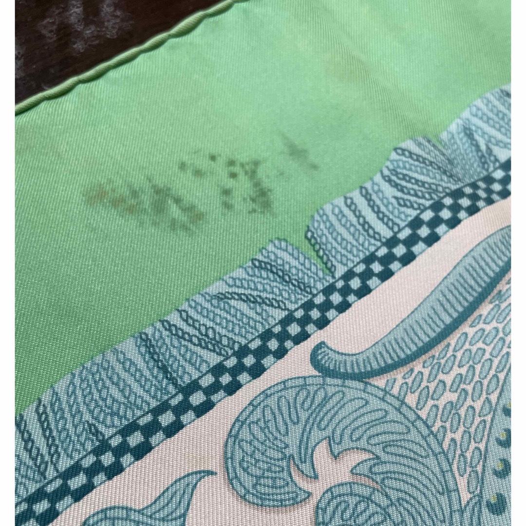 Hermes(エルメス)の美しいエメラルドグリーンとライトブルー　エルメス　スカーフ　カレ90 レディースのファッション小物(バンダナ/スカーフ)の商品写真