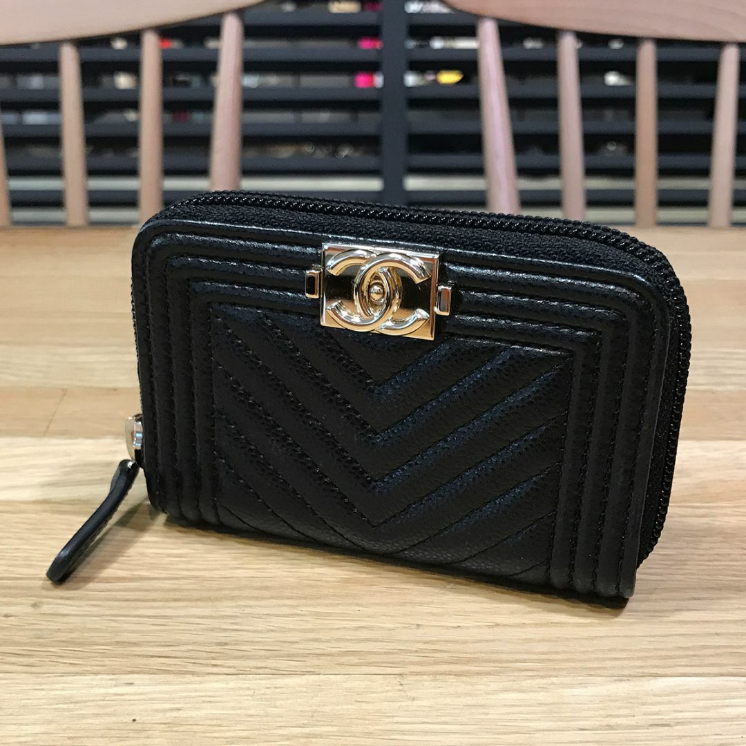 CHANEL(シャネル)の新品同様 シャネル ボーイシャネル シェブロン ジップコインパース GD金具 黒 レディースのファッション小物(コインケース)の商品写真