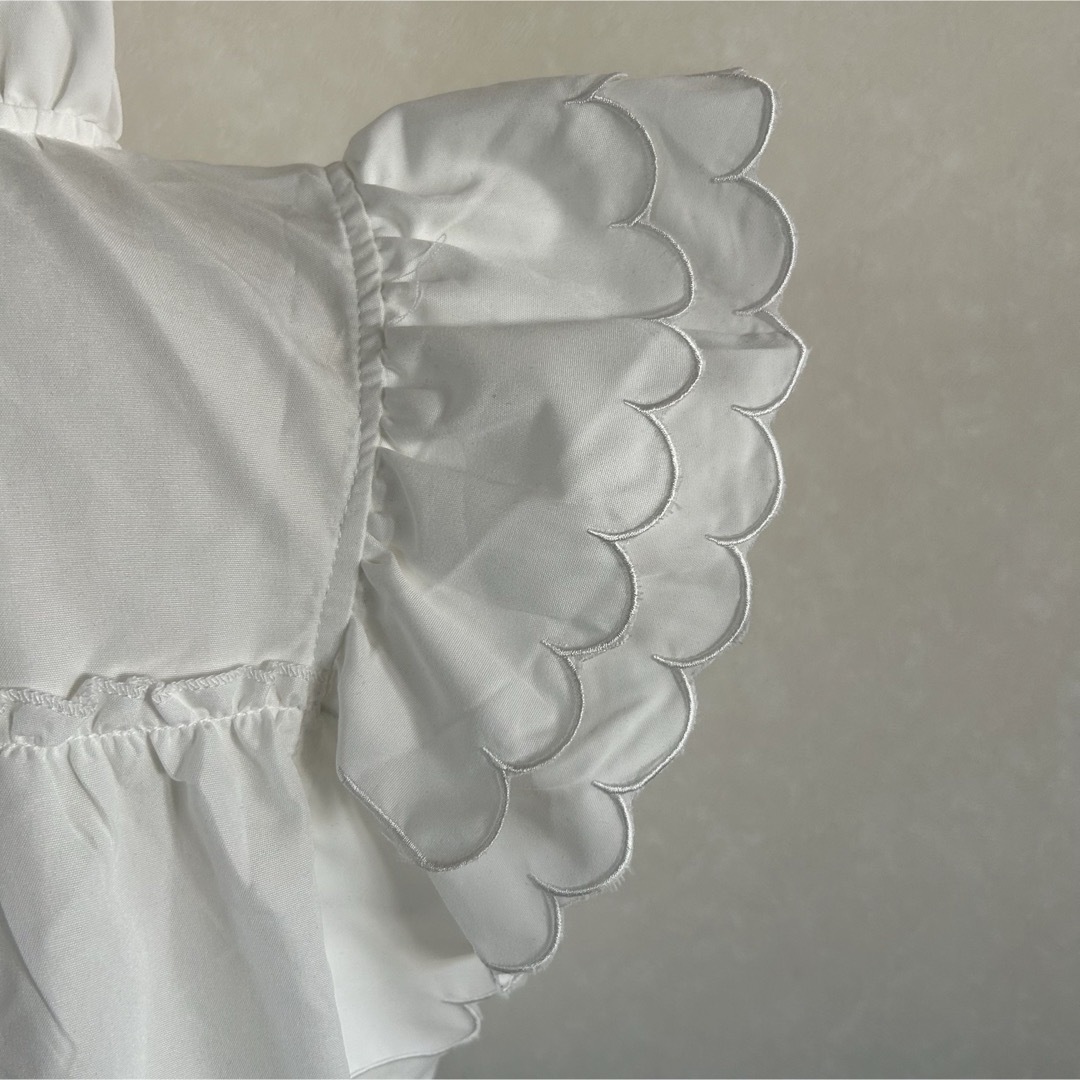 【新品】フレンチスリーブスカラップブラウス　ホワイト レディースのトップス(シャツ/ブラウス(半袖/袖なし))の商品写真