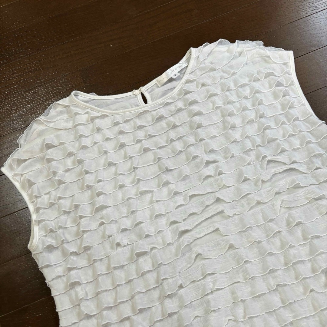 ヒューマンセカンドオケージョン❗️ブラウス　ノースリーブ　フリル柄　夏　白　3L レディースのトップス(シャツ/ブラウス(半袖/袖なし))の商品写真