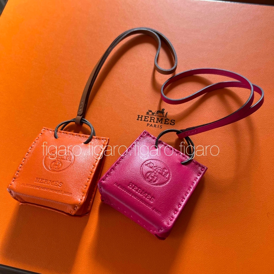 Hermes(エルメス)の【週末限定お値下げ】hermes ショッパーチャーム　2個セット レディースのファッション小物(キーホルダー)の商品写真