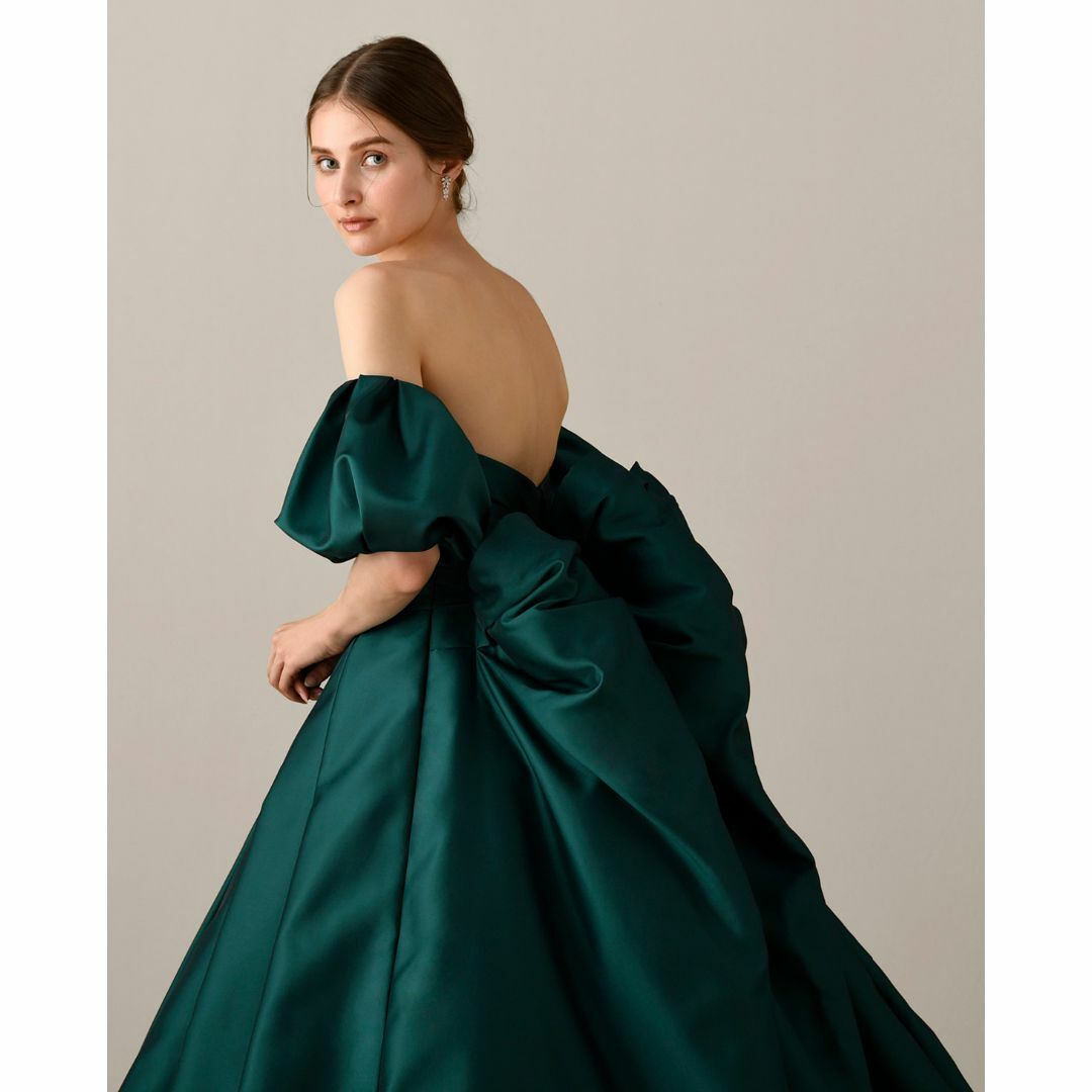 人気上昇！カラードレス 深めな緑 ベアトップ 取り外し袖 リボン 披露宴 レディースのフォーマル/ドレス(ウェディングドレス)の商品写真