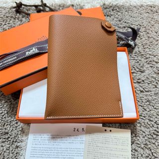 エルメス(Hermes)の✨エルメス✨HERMES パスポートケース　ターマック⭐︎B刻　ゴールド(名刺入れ/定期入れ)