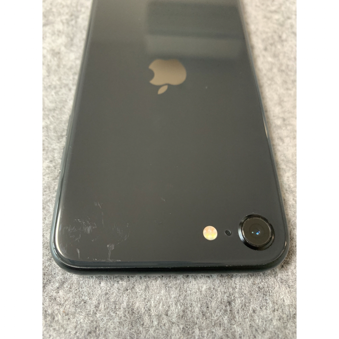 美品 国内版 SIMフリー iPhoneSE 第2世代 128GB ブラック色 スマホ/家電/カメラのスマートフォン/携帯電話(スマートフォン本体)の商品写真