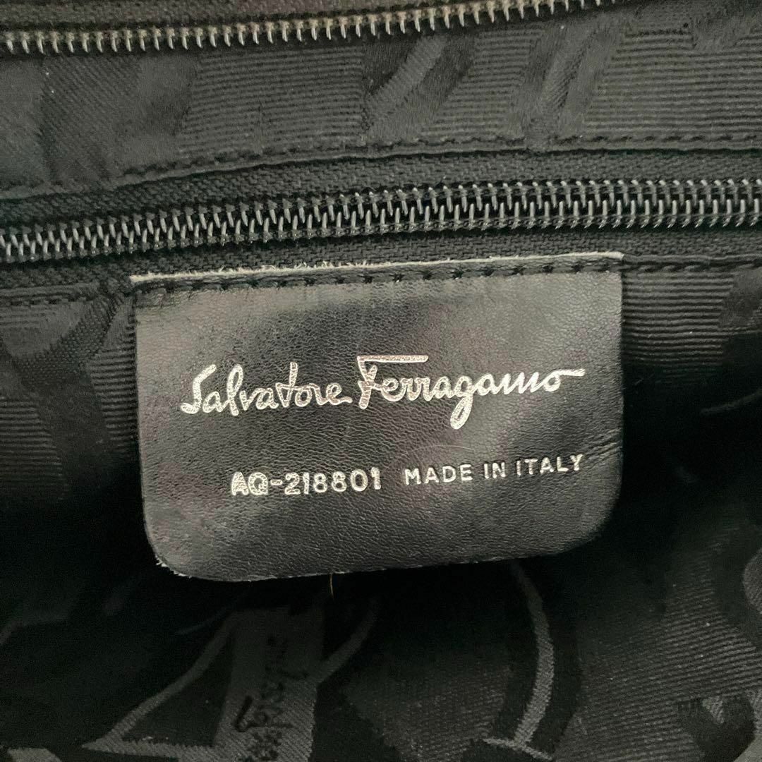 Salvatore Ferragamo(サルヴァトーレフェラガモ)の世界的高級ブランド　サルヴァトーレフェラガ　ハンドバッグ　チェーンショルダー レディースのバッグ(ショルダーバッグ)の商品写真