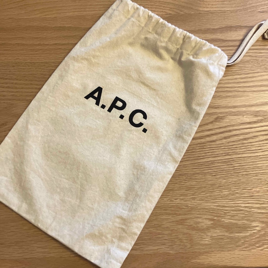 A.P.C(アーペーセー)のA.P.C. Albaneネックポーチ巾着付き 【日本未入荷】 レディースのバッグ(ショルダーバッグ)の商品写真