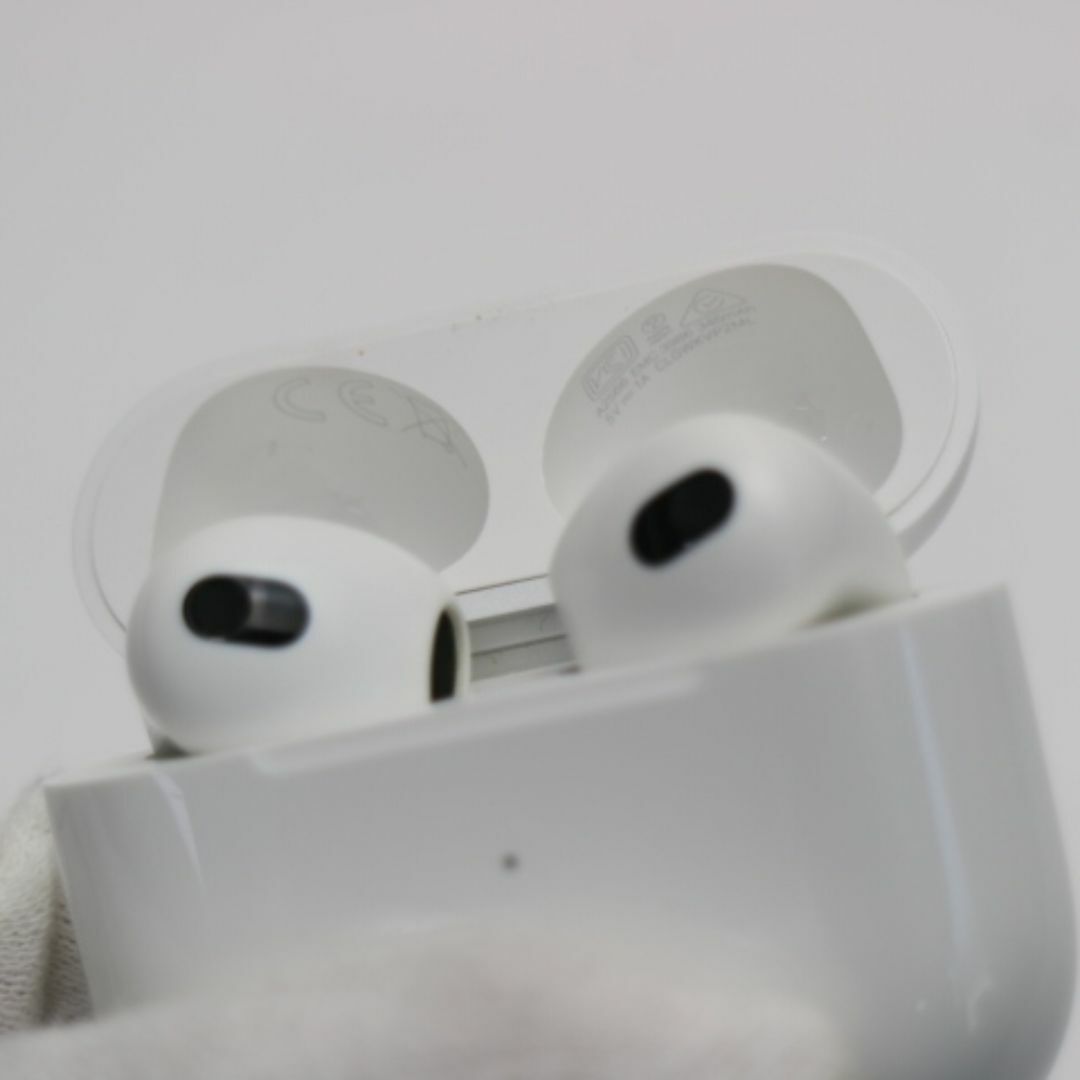 Apple(アップル)のAirPods 第3世代   M777 スマホ/家電/カメラのオーディオ機器(ヘッドフォン/イヤフォン)の商品写真