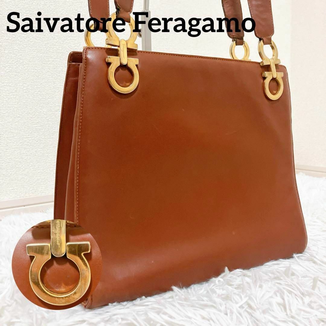 Salvatore Ferragamo(サルヴァトーレフェラガモ)の【高級】サルヴァトーレフェラガモ ゴールドガンチーニ レザーハンドバッグ レディースのバッグ(ハンドバッグ)の商品写真