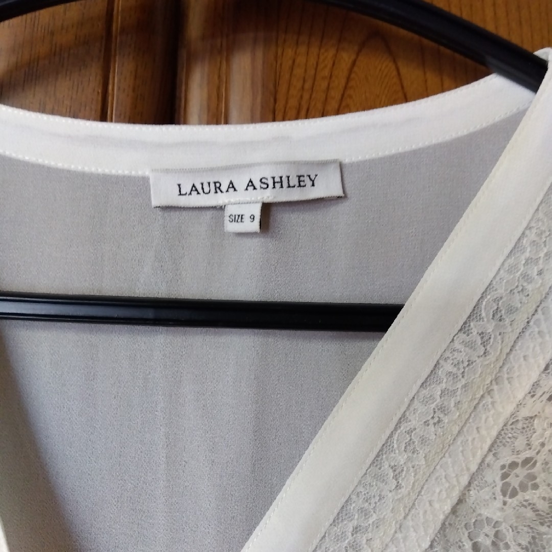 LAURA ASHLEY(ローラアシュレイ)の夏用ブラウス レディースのトップス(シャツ/ブラウス(半袖/袖なし))の商品写真