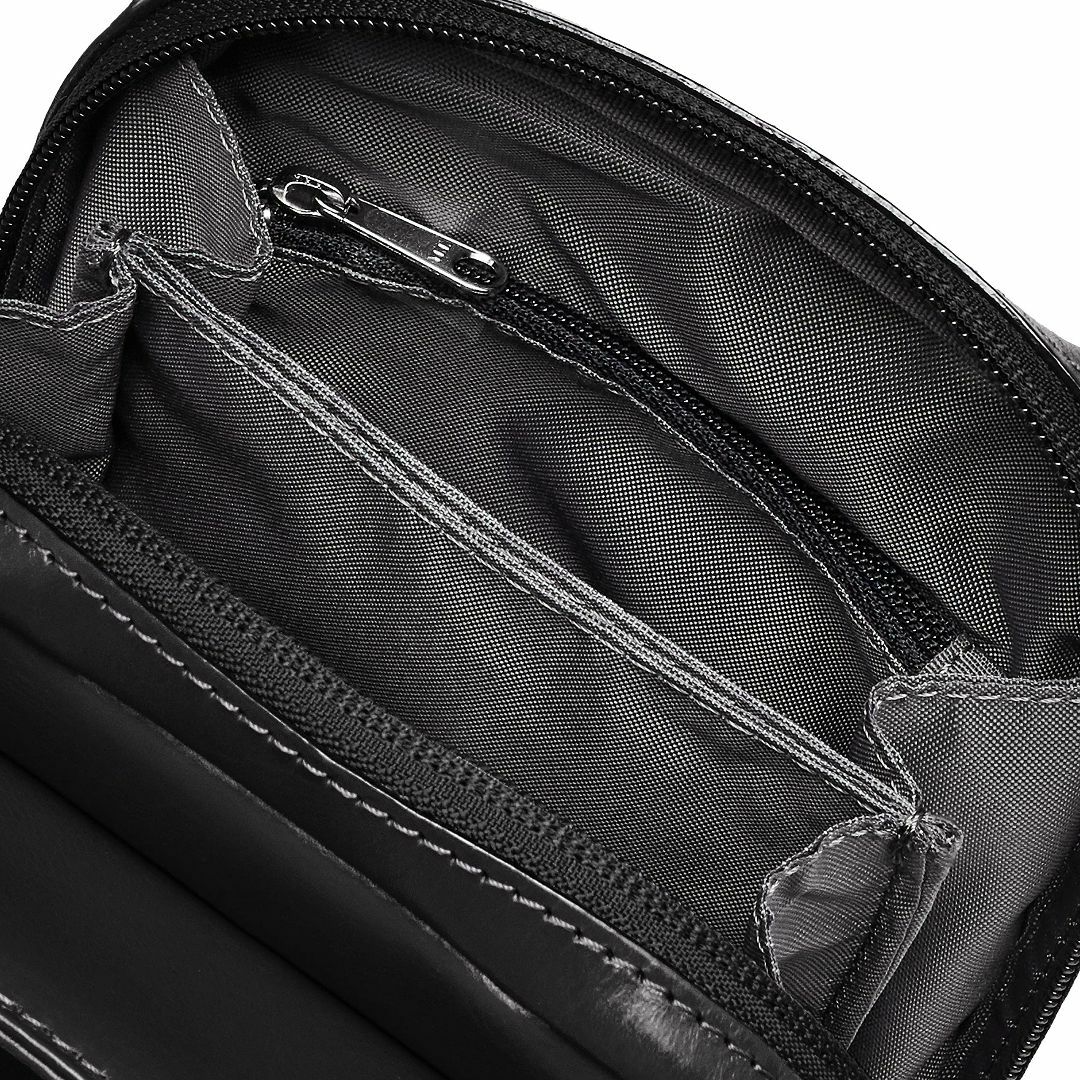 【色: ブラック】[ウルティマ トーキョー] ショルダーバッグ オイルレザー 本 メンズのバッグ(その他)の商品写真