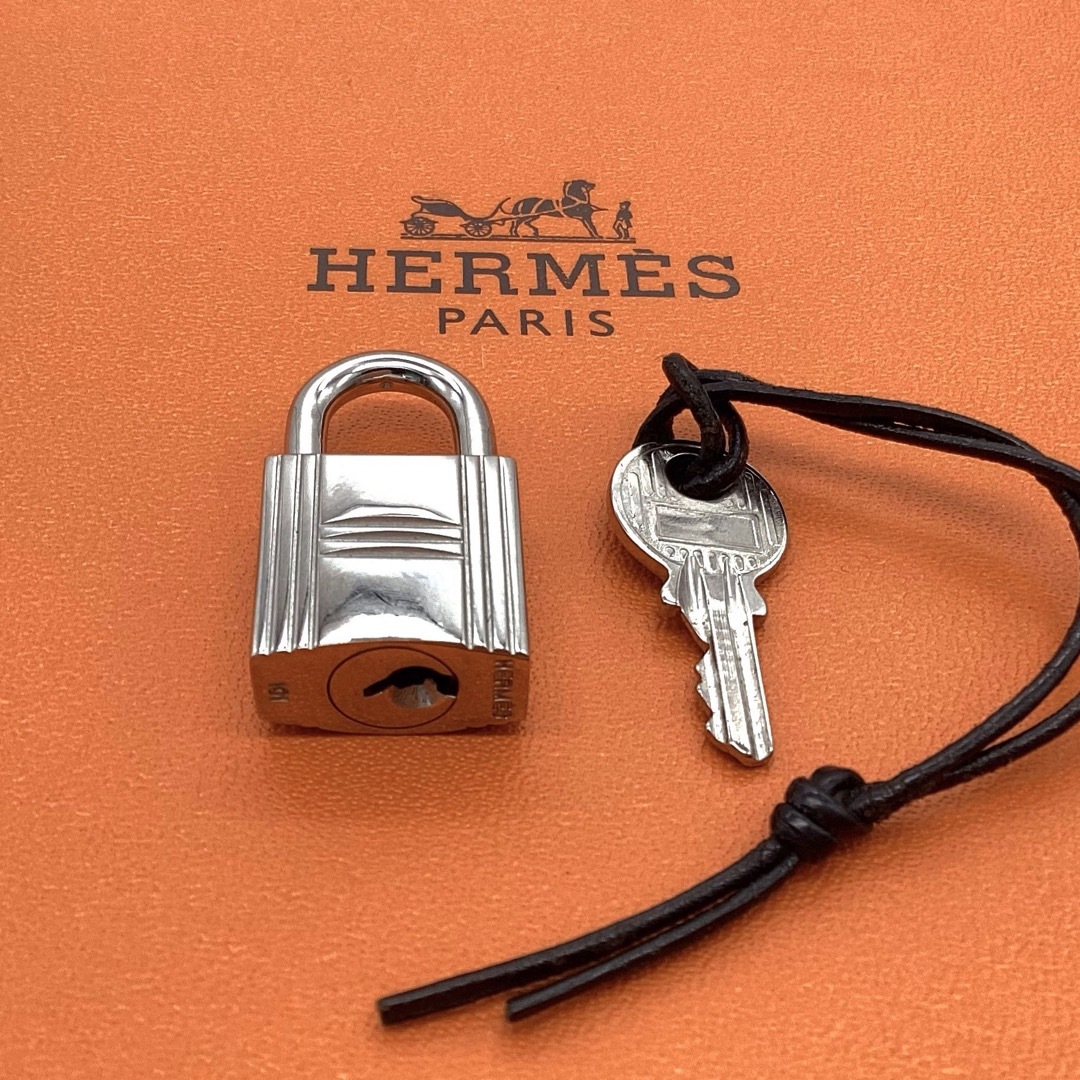 Hermes(エルメス)の新型同様　エルメス　カデナ　南京錠　鍵　no.101  男女共用　 レディースのファッション小物(キーホルダー)の商品写真