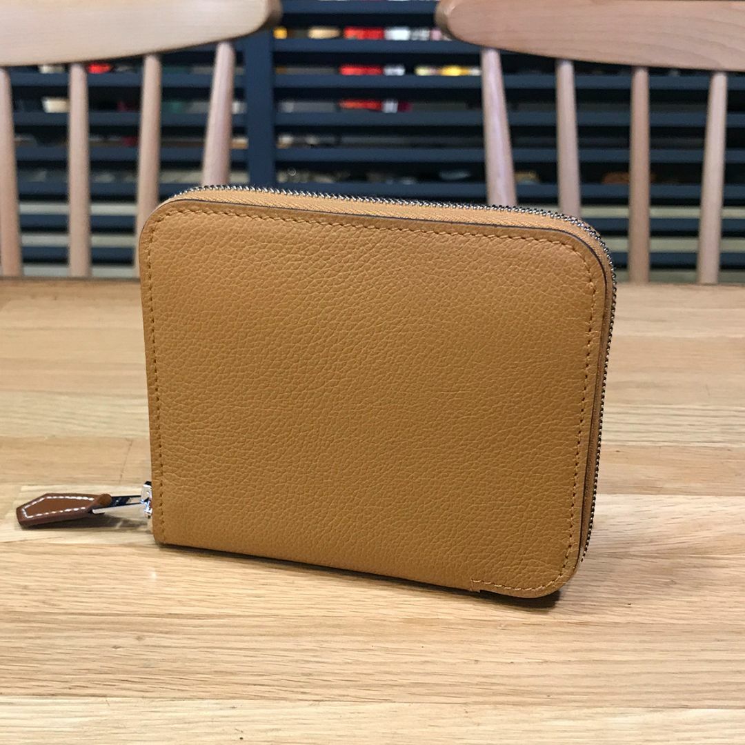 Hermes(エルメス)の新品未使用 エルメス アザップコンパクト シルクイン セサミ エバーカラー B刻 レディースのファッション小物(財布)の商品写真