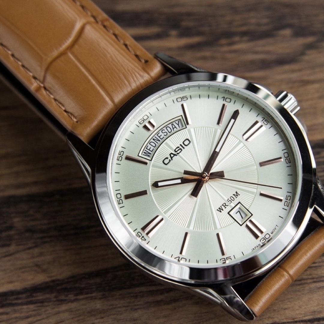 CASIO(カシオ)の【希少品】カシオ　アナログ腕時計　新品　レトロデザイン　レザーベルト　海外モデル メンズの時計(腕時計(アナログ))の商品写真