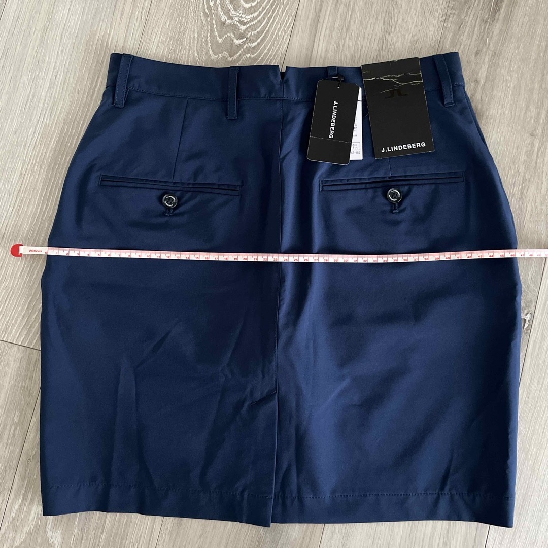J.LINDEBERG(ジェイリンドバーグ)のJリンドバーグ　新品ネイビー色スカート スポーツ/アウトドアのゴルフ(ウエア)の商品写真