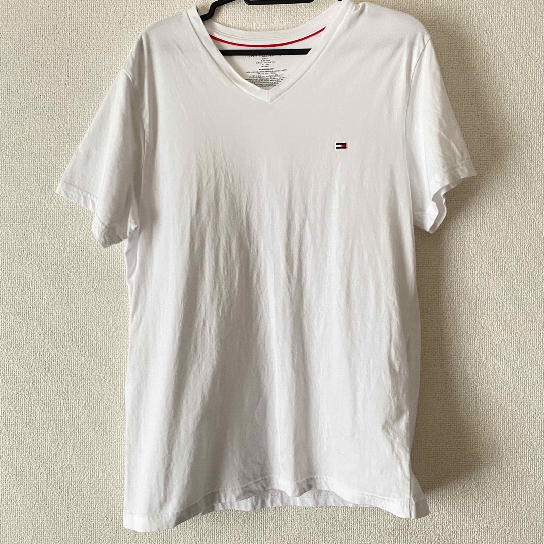TOMMY HILFIGER(トミーヒルフィガー)のTOMMYHILFIGER 刺繍　Ｖネック　白Tシャツ　メンズS ハワイ メンズのトップス(Tシャツ/カットソー(半袖/袖なし))の商品写真