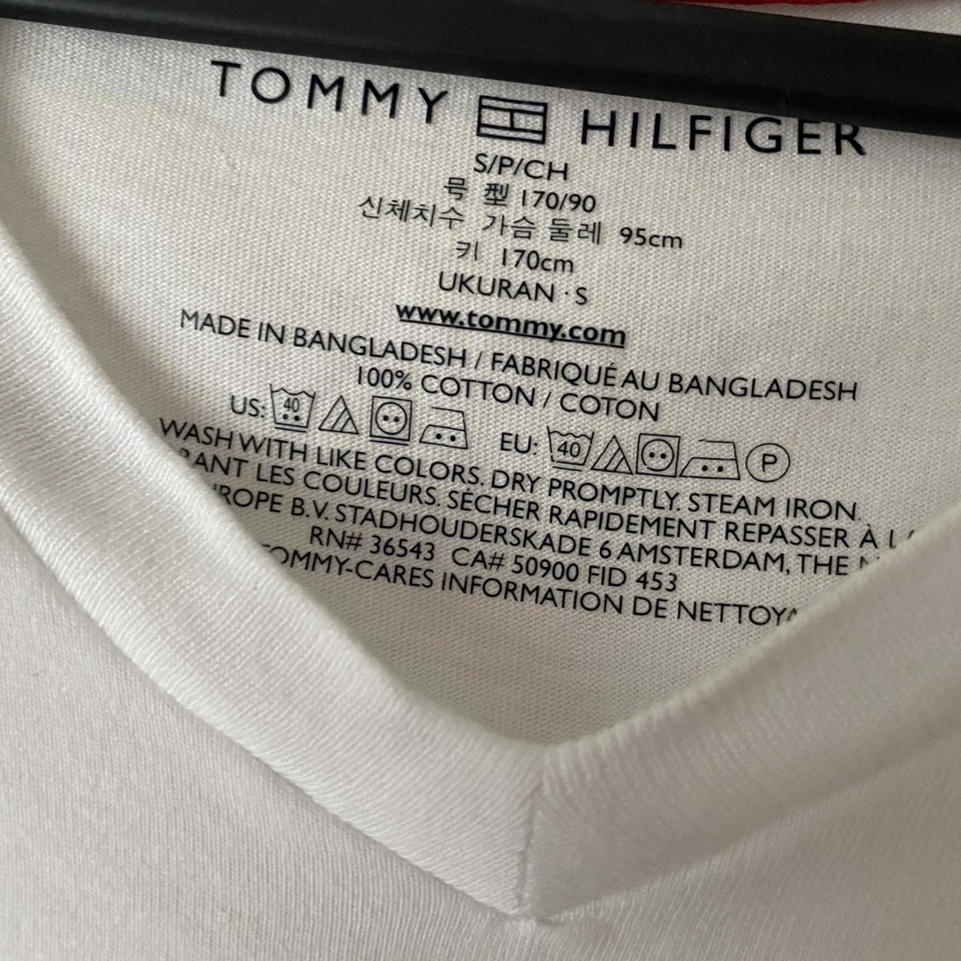 TOMMY HILFIGER(トミーヒルフィガー)のTOMMYHILFIGER 刺繍　Ｖネック　白Tシャツ　メンズS ハワイ メンズのトップス(Tシャツ/カットソー(半袖/袖なし))の商品写真