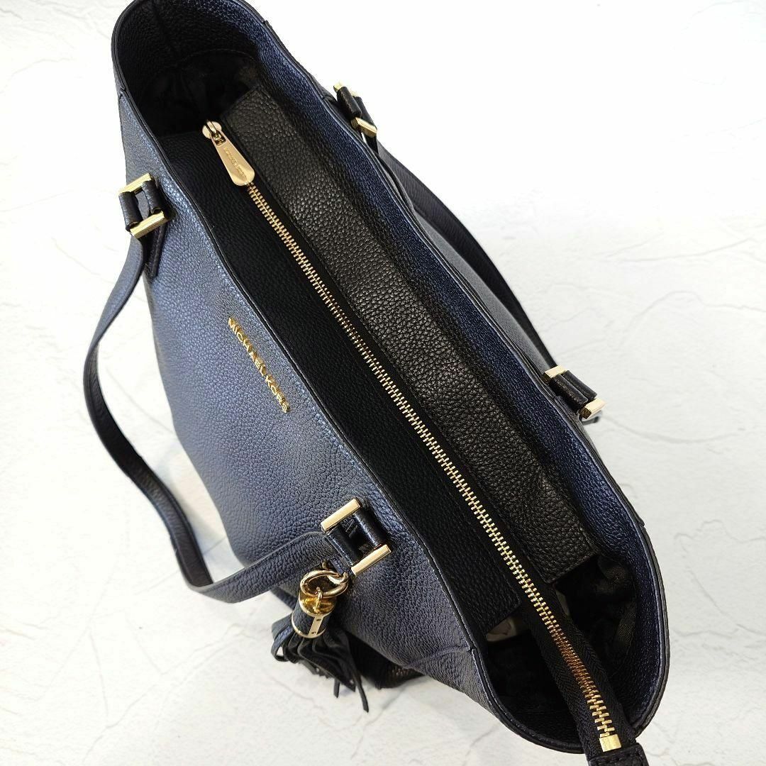 Michael Kors(マイケルコース)のMICHAELKORSマイケルコース　レザートートバッグ　タッセル　シボ革　A4 レディースのバッグ(トートバッグ)の商品写真
