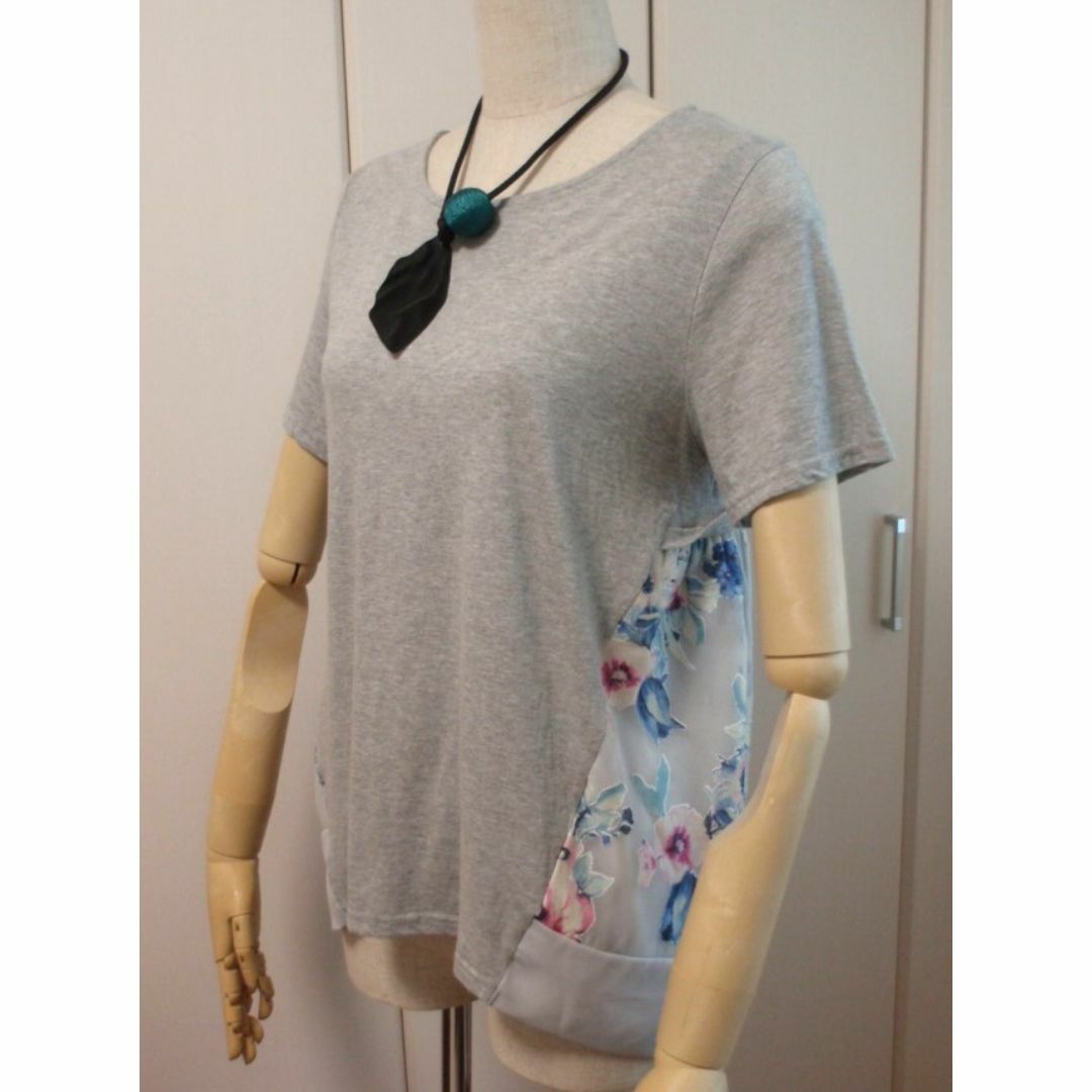 【極美品】Coral　花柄布帛切替　エレガンス　Tシャツ　グレイ　Mサイズ レディースのトップス(Tシャツ(半袖/袖なし))の商品写真