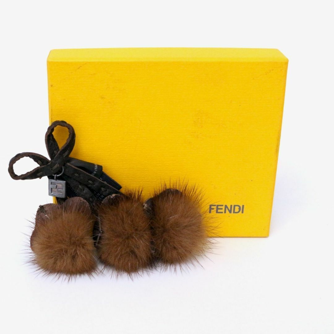 FENDI(フェンディ)のフェンディ チャーム ブローチ コサージュ ファー リボン レザー ブラウン レディースのアクセサリー(ブローチ/コサージュ)の商品写真