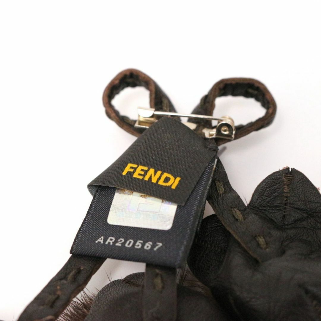 FENDI(フェンディ)のフェンディ チャーム ブローチ コサージュ ファー リボン レザー ブラウン レディースのアクセサリー(ブローチ/コサージュ)の商品写真