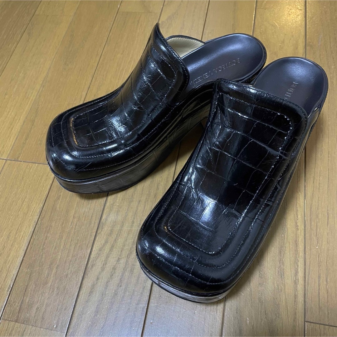 Bottega Veneta(ボッテガヴェネタ)の本日限定⚫︎BottegaVenetaボッテガヴェネタ黒37 レディースの靴/シューズ(ミュール)の商品写真