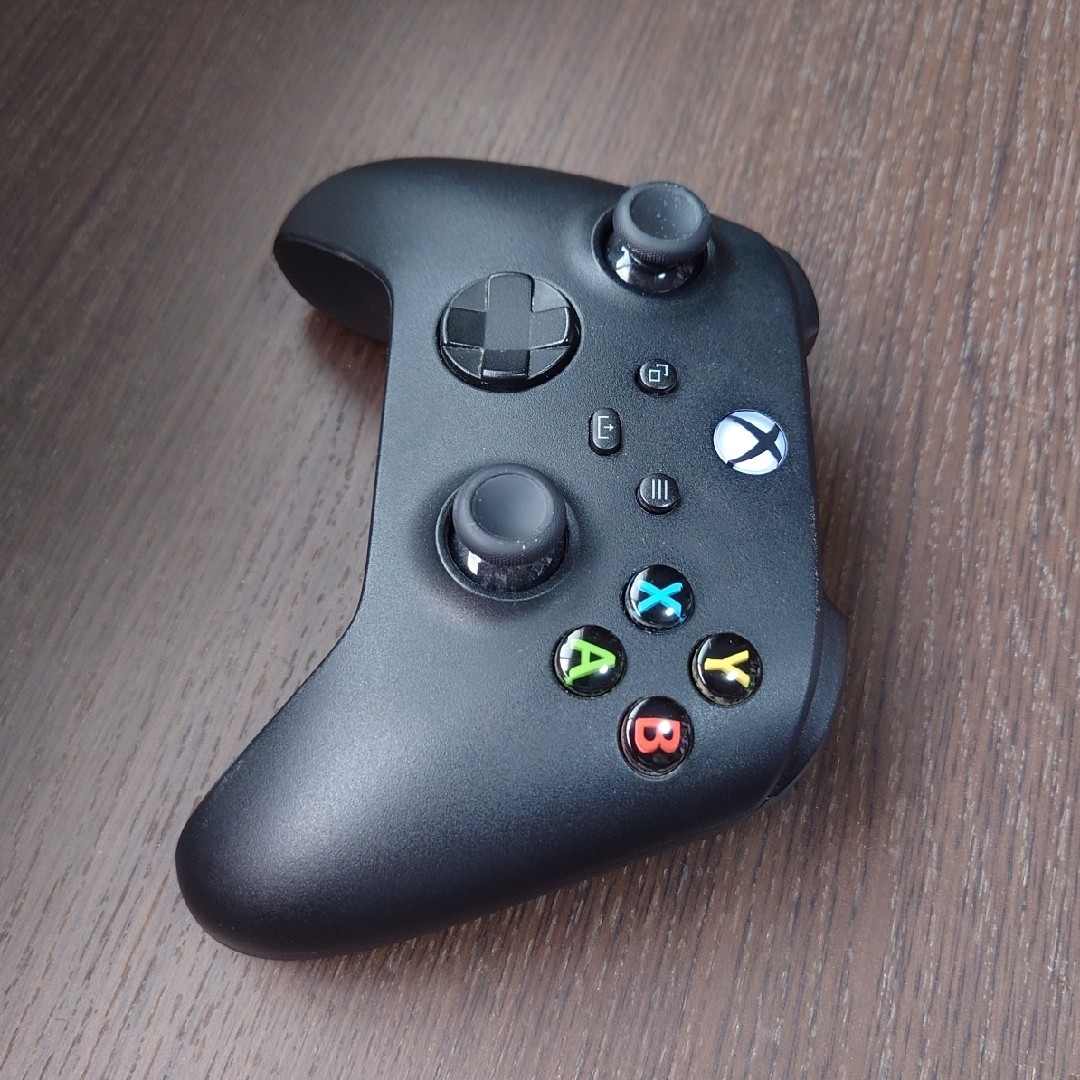 Microsoft(マイクロソフト)の【純正品】Xbox ワイヤレス コントローラー (カーボン ブラック) エンタメ/ホビーのゲームソフト/ゲーム機本体(その他)の商品写真