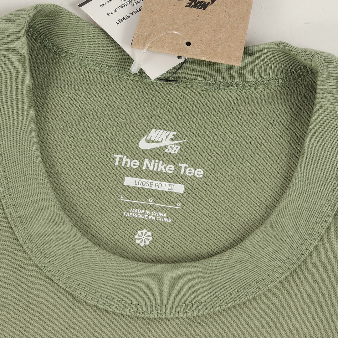 NIKE(ナイキ)の新品 NIKE ナイキ Tシャツ サイズ:L 24SS 堀米雄斗 桜ロゴ ヘビーウェイト クルーネック 半袖Tシャツ AS U M90 SUST YUTO TEE オイルグリーン トップス カットソー【メンズ】 メンズのトップス(Tシャツ/カットソー(半袖/袖なし))の商品写真