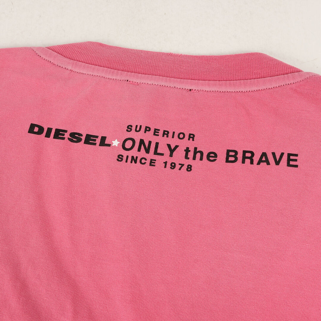 DIESEL(ディーゼル)の美品 DIESEL ディーゼル Tシャツ サイズ:XL ダメージ加工 プリント Vネック 半袖Tシャツ ピンク トップス カットソー【メンズ】【中古】 メンズのトップス(Tシャツ/カットソー(半袖/袖なし))の商品写真