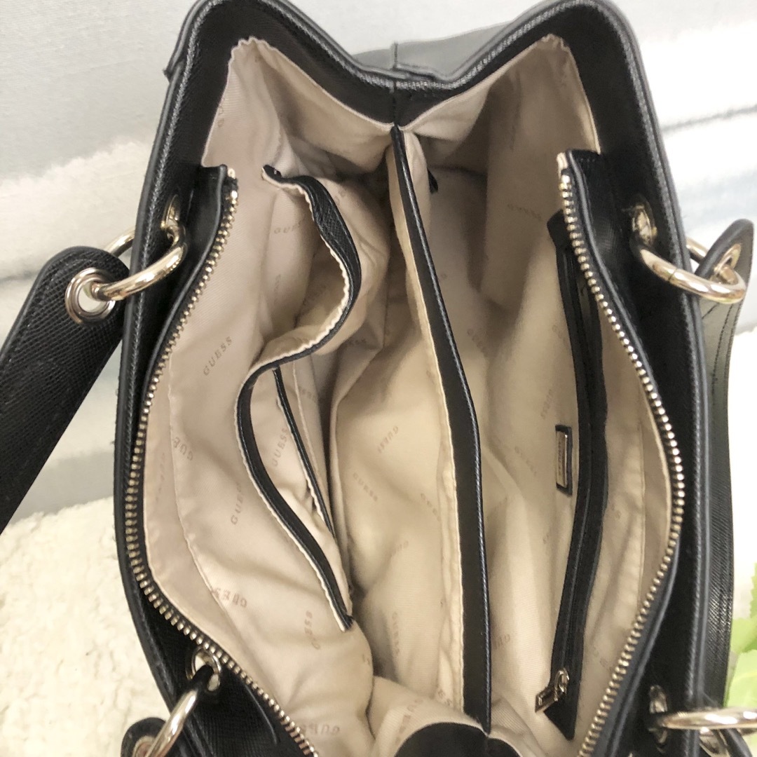 GUESS(ゲス)の美品【GUESS】ゲス トートバッグ　ハンドバッグ　ブラック　黒　レザー レディースのバッグ(トートバッグ)の商品写真