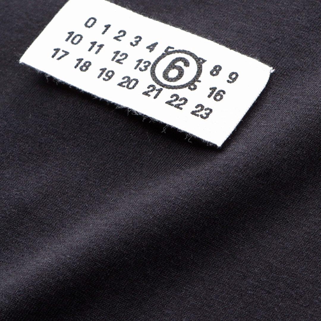 MM6(エムエムシックス)のエムエムシックス メゾンマルジェラ/MM6 MAISON MARGIELA シャツ アパレル メンズ T-SHIRT Tシャツ BLACK 2024年春夏新作 SH0GC0017-S24312-900 メンズのトップス(Tシャツ/カットソー(半袖/袖なし))の商品写真