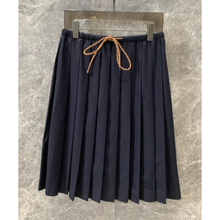 ミュウミュウ(miumiu)のMiuMiuバタヴィアロゴ刺繍　引き紐付きプリーツスカート(ひざ丈スカート)