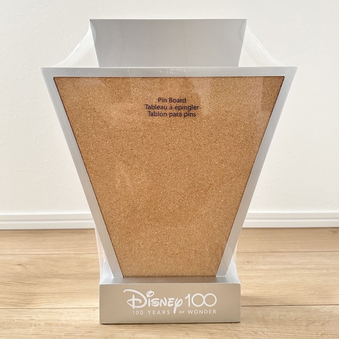 Disney(ディズニー)の<新品>Disney100 ピンボード ディズニーストア 100周年 コルク エンタメ/ホビーのおもちゃ/ぬいぐるみ(キャラクターグッズ)の商品写真