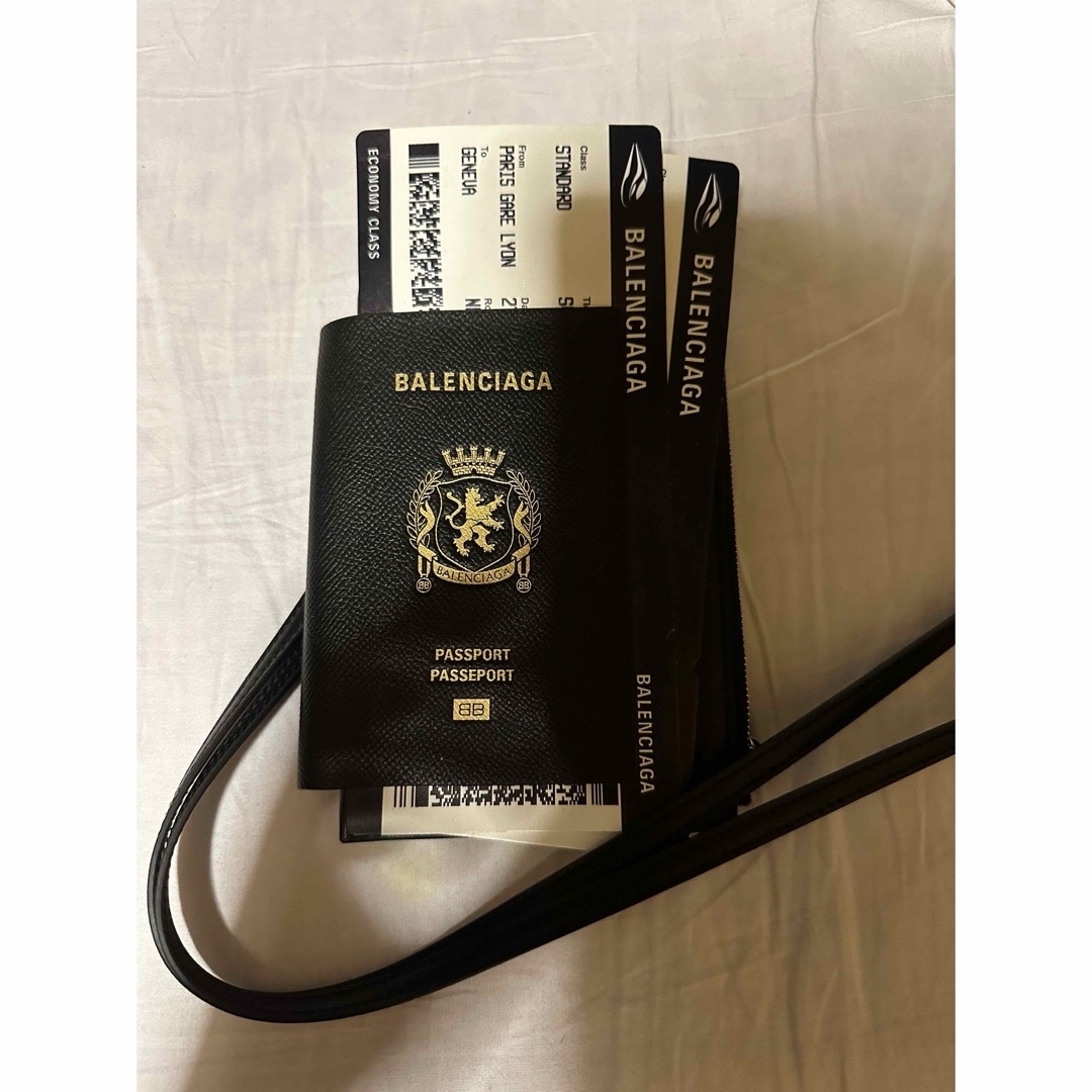 SEVENTEEN(セブンティーン)のbalenciaga パスポートフォンホルダー メンズのバッグ(メッセンジャーバッグ)の商品写真