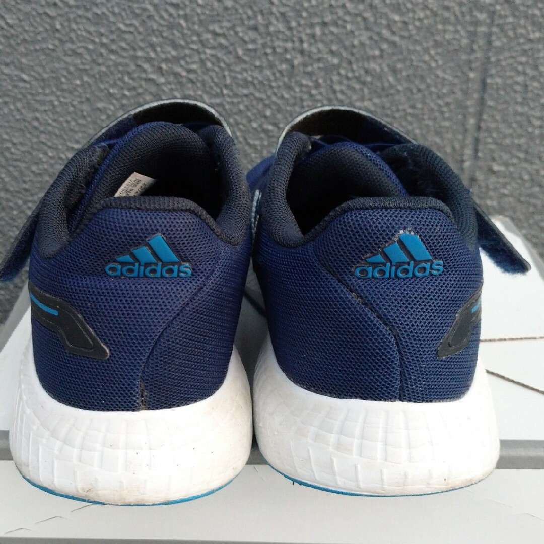 adidas(アディダス)のアディダススニーカー  21.5センチ キッズ/ベビー/マタニティのキッズ靴/シューズ(15cm~)(スニーカー)の商品写真