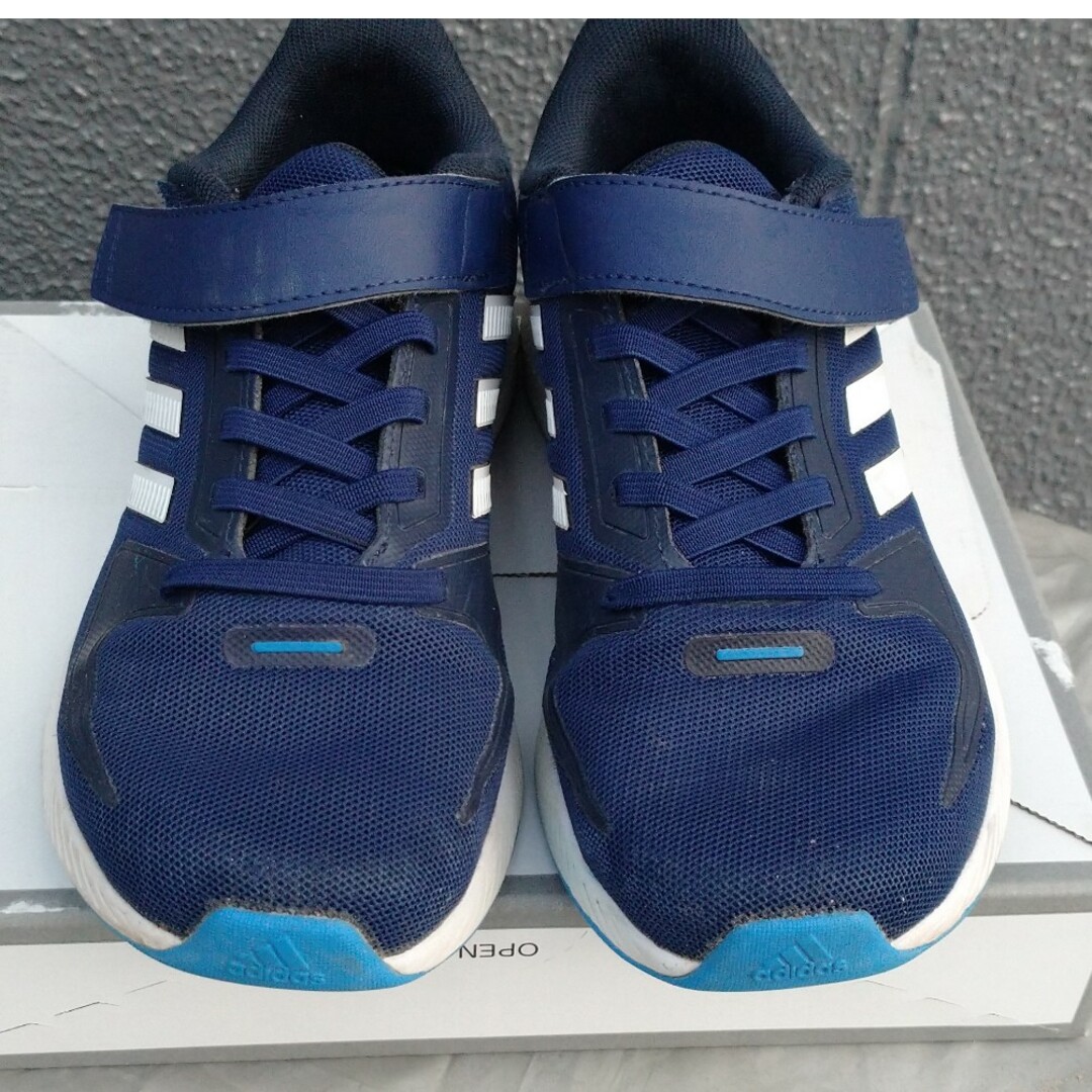 adidas(アディダス)のアディダススニーカー  21.5センチ キッズ/ベビー/マタニティのキッズ靴/シューズ(15cm~)(スニーカー)の商品写真