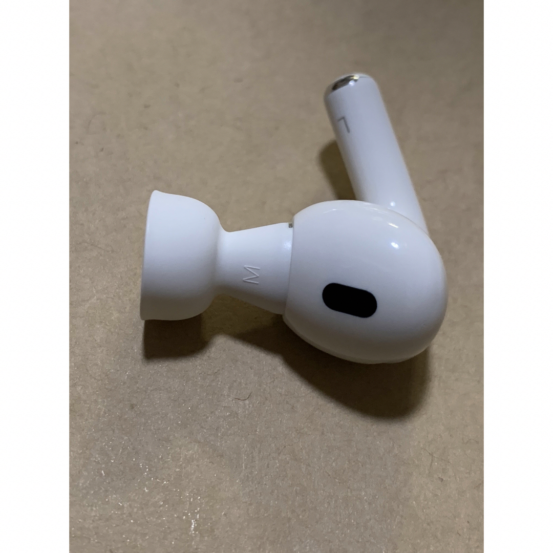 Apple(アップル)のAirPods Pro 第2世代 MQD83J/A A2699(L)左耳＿Z0 スマホ/家電/カメラのオーディオ機器(ヘッドフォン/イヤフォン)の商品写真