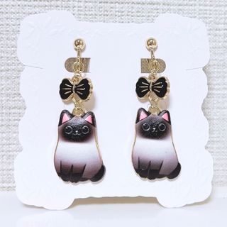 ブラックリボンෆ˚*ねこ　可愛い　ハンドメイド　ピアス　イヤリング(イヤリング)