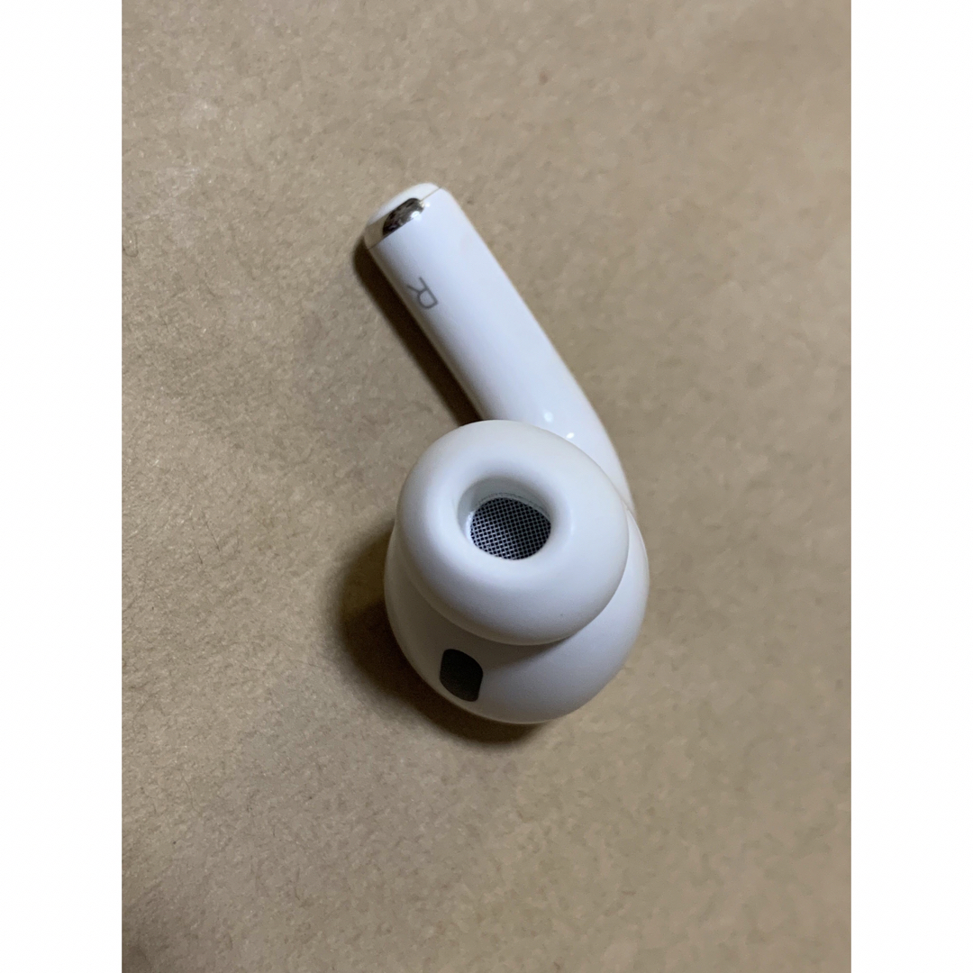 Apple(アップル)のAirPods Pro 第2世代 MQD83J/A A2698(R)右耳＿Z1  スマホ/家電/カメラのオーディオ機器(ヘッドフォン/イヤフォン)の商品写真