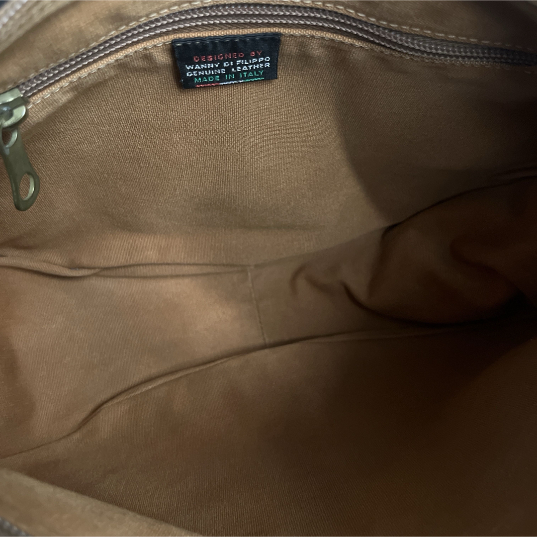 IL BISONTE(イルビゾンテ)のイルビゾンテ　ショルダーバッグ　ロゴ型押し　斜めがけ　ゴールド金具　ブラウン　革 メンズのバッグ(ショルダーバッグ)の商品写真