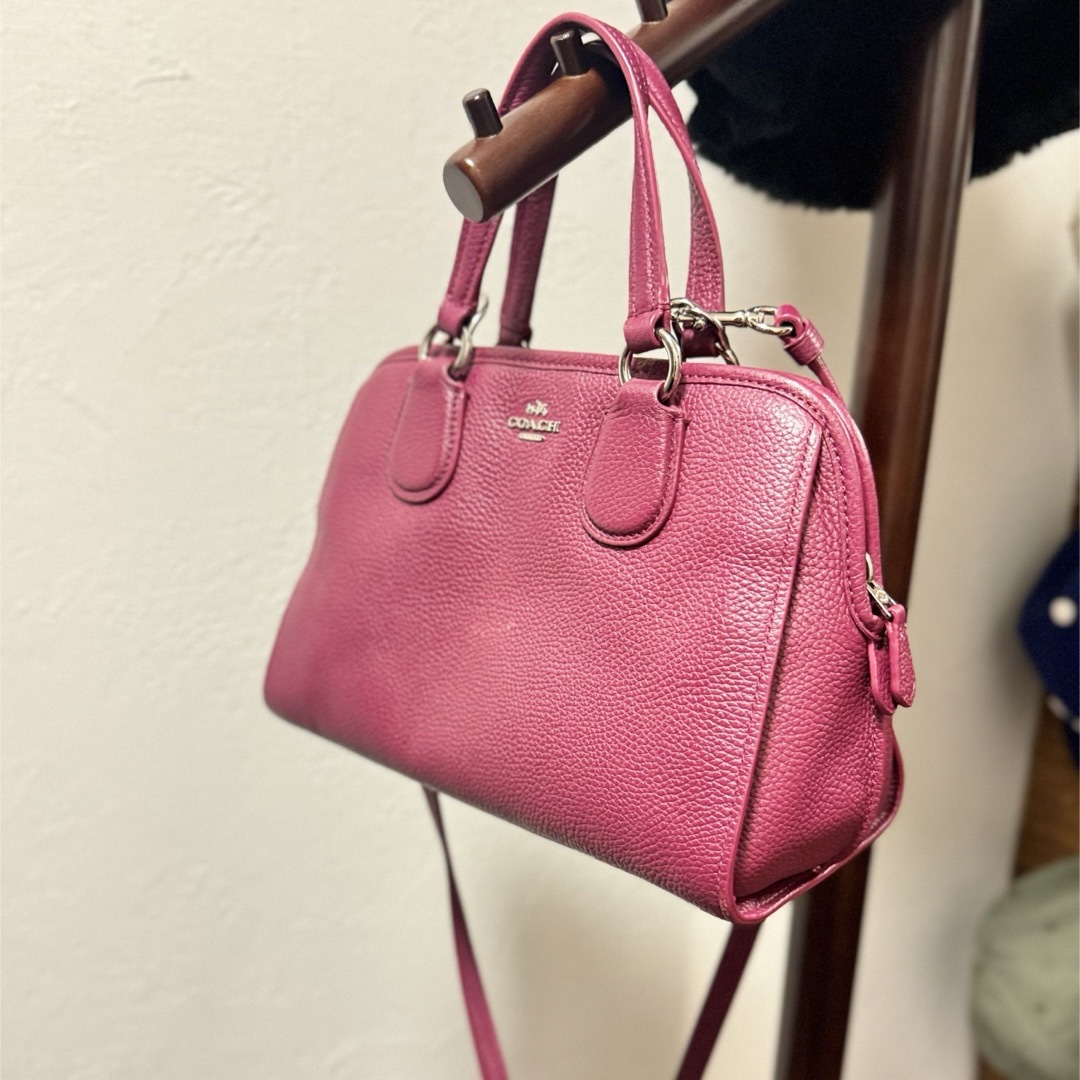 COACH(コーチ)のコーチ　マゼンタ　ピンク　バッグ　ショルダー レディースのバッグ(ショルダーバッグ)の商品写真