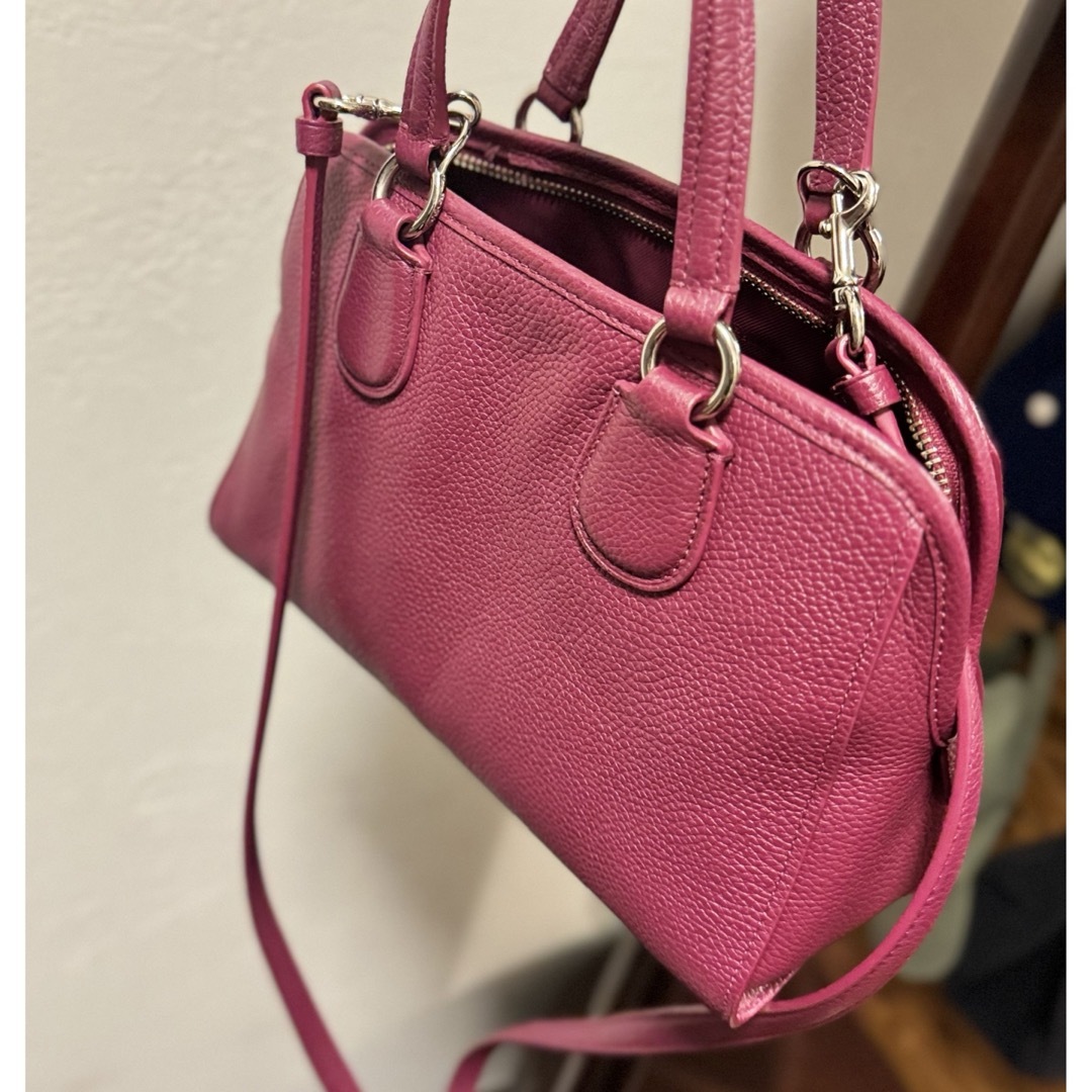 COACH(コーチ)のコーチ　マゼンタ　ピンク　バッグ　ショルダー レディースのバッグ(ショルダーバッグ)の商品写真