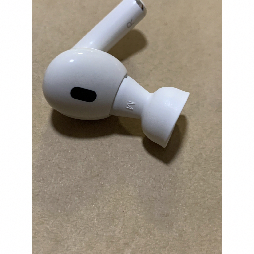 Apple(アップル)のAirPods Pro 第2世代 MQD83J/A A2698(R)右耳＿Z4 スマホ/家電/カメラのオーディオ機器(ヘッドフォン/イヤフォン)の商品写真