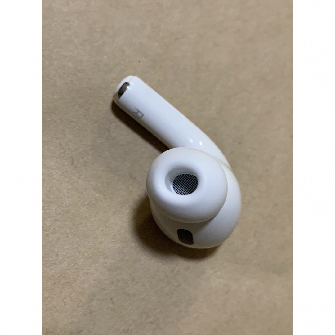 Apple(アップル)のAirPods Pro 第2世代 MQD83J/A A2698(R)右耳＿Z4 スマホ/家電/カメラのオーディオ機器(ヘッドフォン/イヤフォン)の商品写真