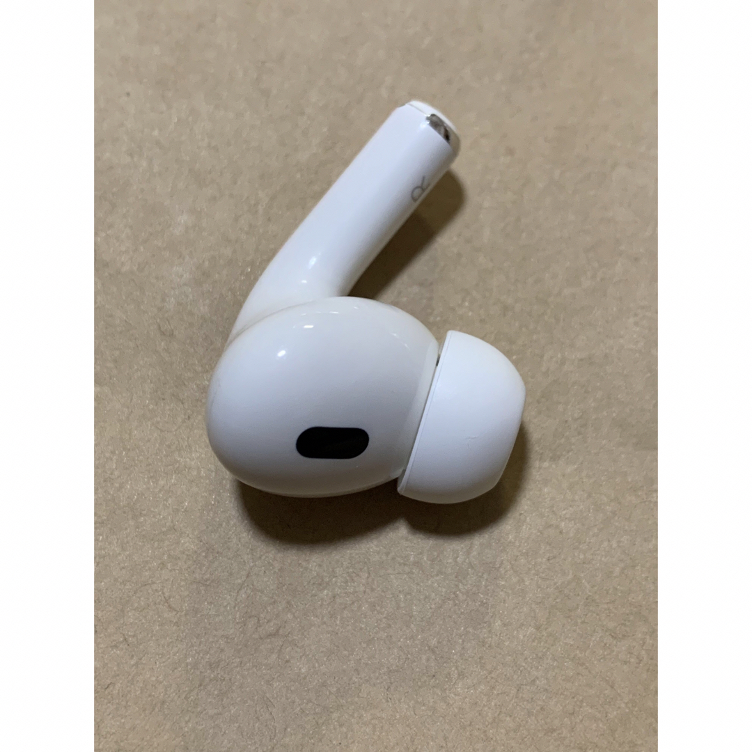 Apple(アップル)のAirPods Pro 第2世代 MQD83J/A A2698(R)右耳＿Z4 スマホ/家電/カメラのオーディオ機器(ヘッドフォン/イヤフォン)の商品写真