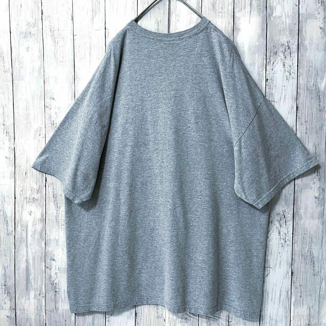 アメリカ古着　GILDAN ワンポイント刺繍ロゴTシャツ　2XL グレーゆるだぼ メンズのトップス(Tシャツ/カットソー(半袖/袖なし))の商品写真