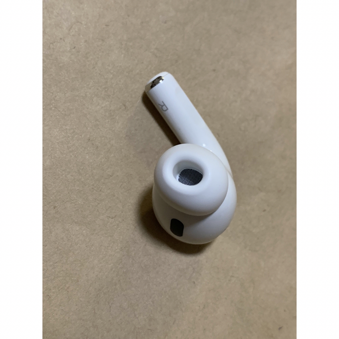 Apple(アップル)のAirPods Pro 第2世代 MQD83J/A A2698(R)右耳＿Z7 スマホ/家電/カメラのオーディオ機器(ヘッドフォン/イヤフォン)の商品写真