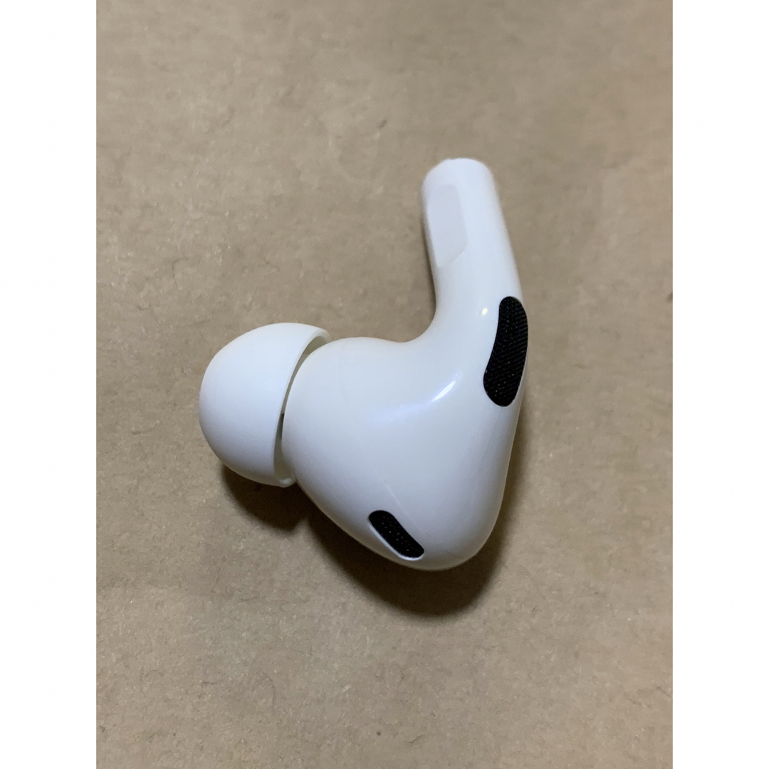 Apple(アップル)のAirPods Pro 第2世代 MQD83J/A A2698(R)右耳＿Z7 スマホ/家電/カメラのオーディオ機器(ヘッドフォン/イヤフォン)の商品写真